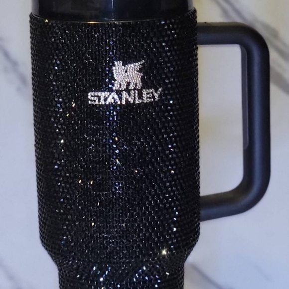 Costum badazzled stanley 40oz for those extra queens out there 🥰🫶🏽 - Picture 3 of 3
